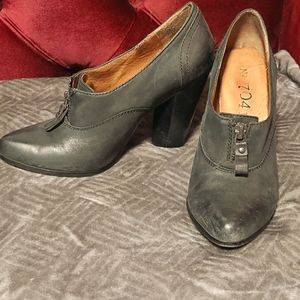 Super cute heels with mini zip